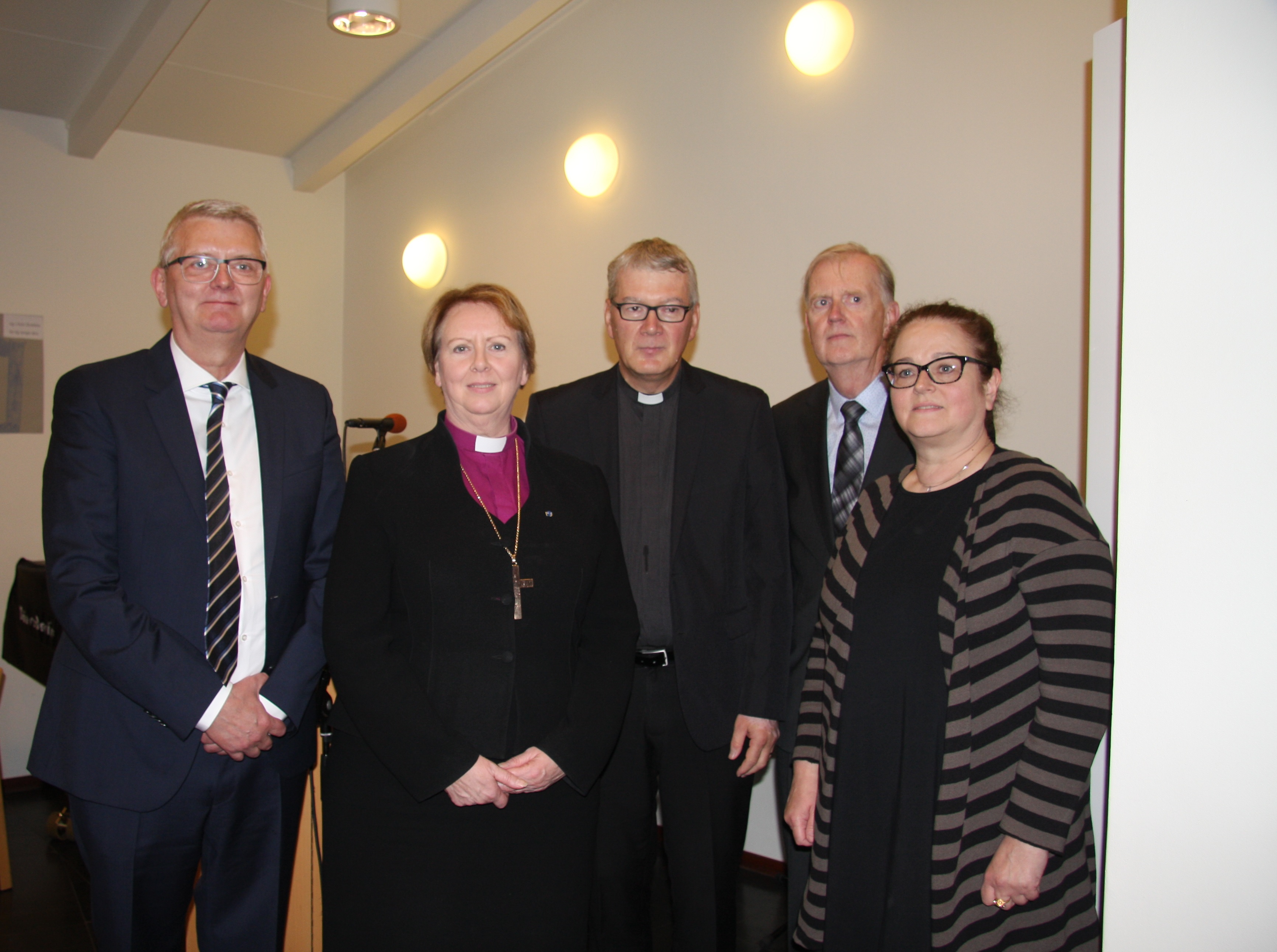 Fv.: Ingólfur Árnason, sr. Agnes M. Sigurðardóttir, sr. Eðvarð Ingólfsson, Indriði Valdimarsson skrifstofustjóri Akraneskirkju og Guðrún Agnes Sveinsdóttir.